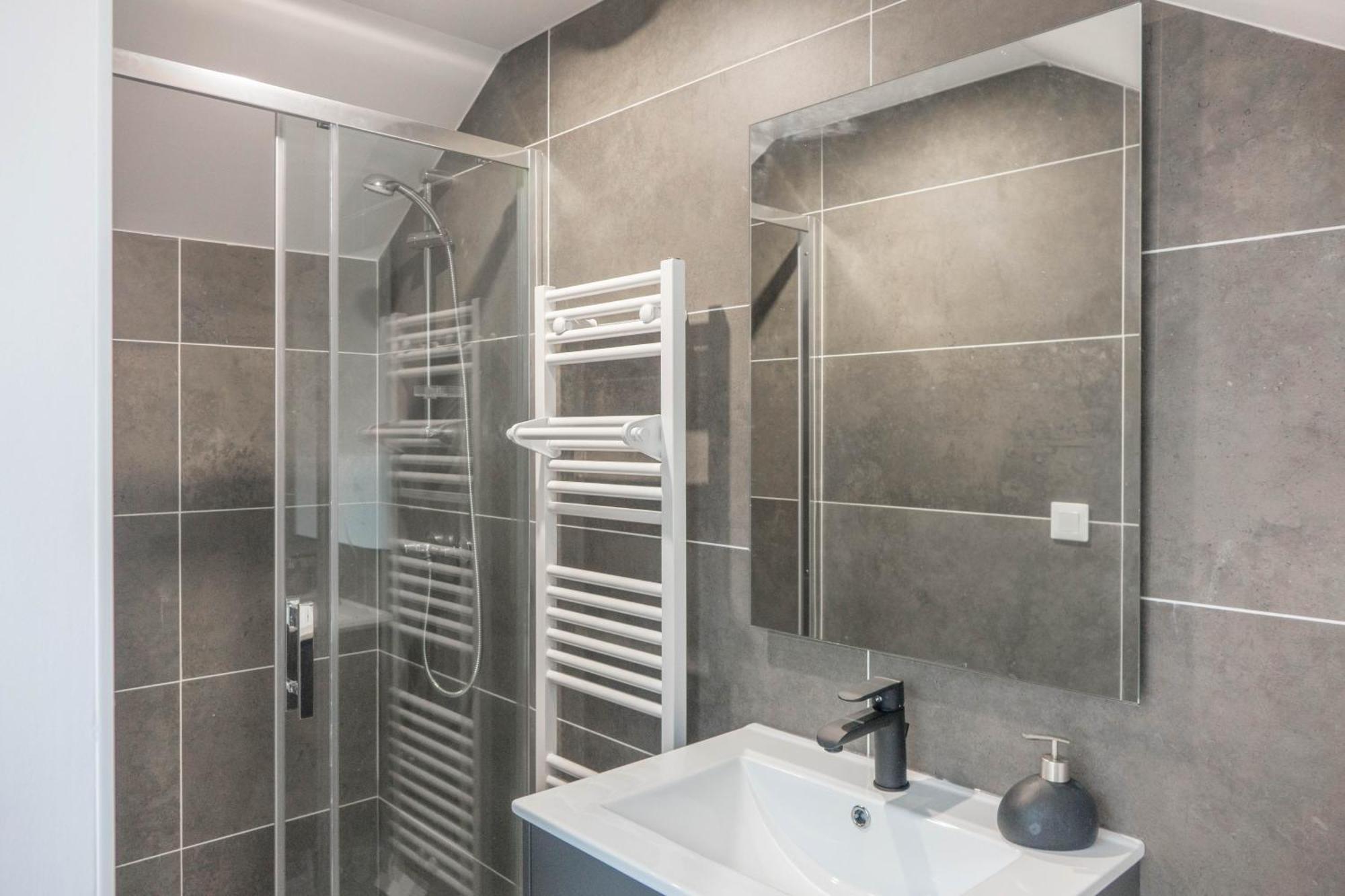 Beau Quartier Et Central, Maison Spacieuse Avec Cour, 3 Chambres, 3 Salles De Bains A 10 Min A Pied De La Gare オルレアン エクステリア 写真