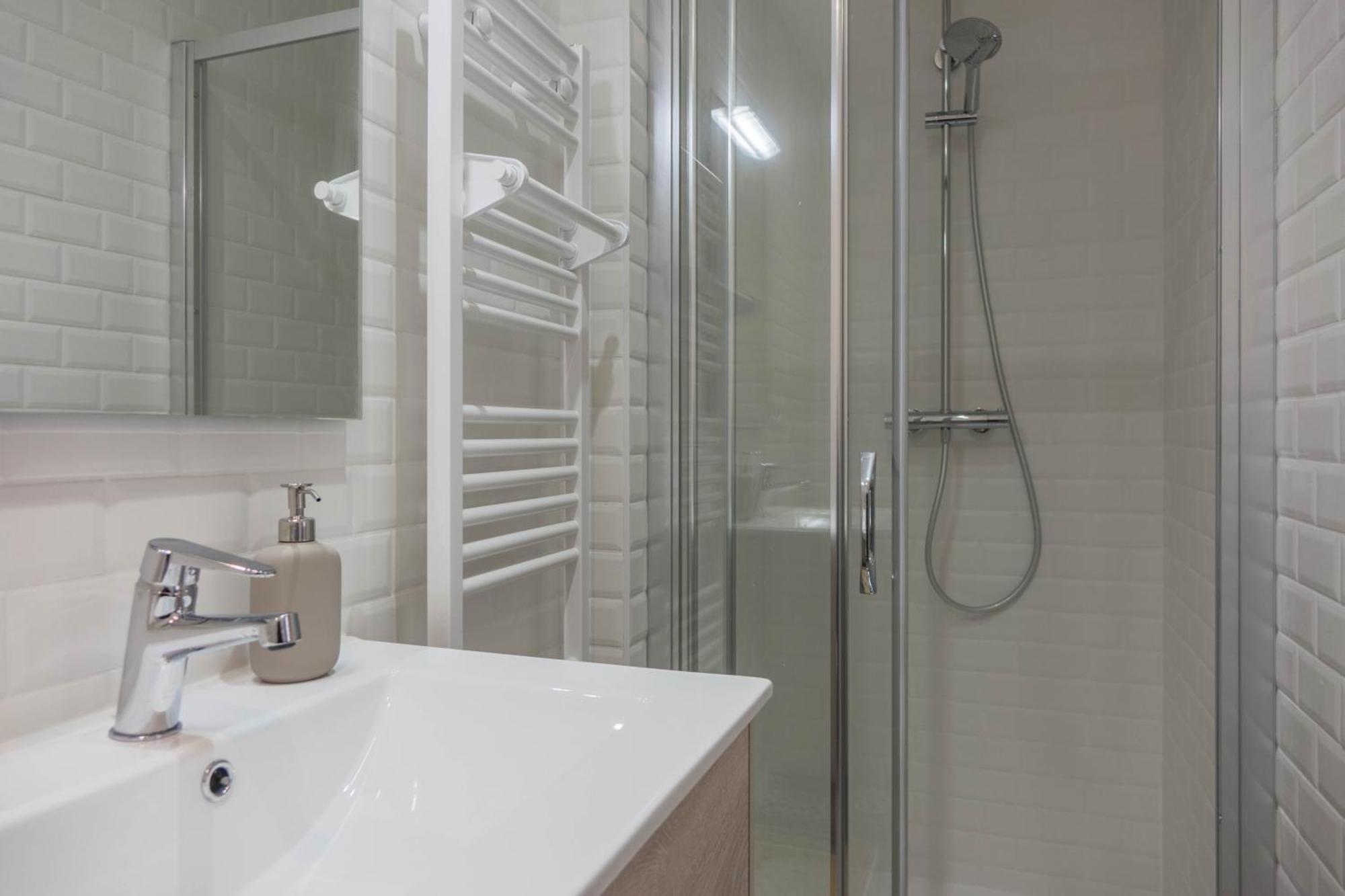 Beau Quartier Et Central, Maison Spacieuse Avec Cour, 3 Chambres, 3 Salles De Bains A 10 Min A Pied De La Gare オルレアン エクステリア 写真