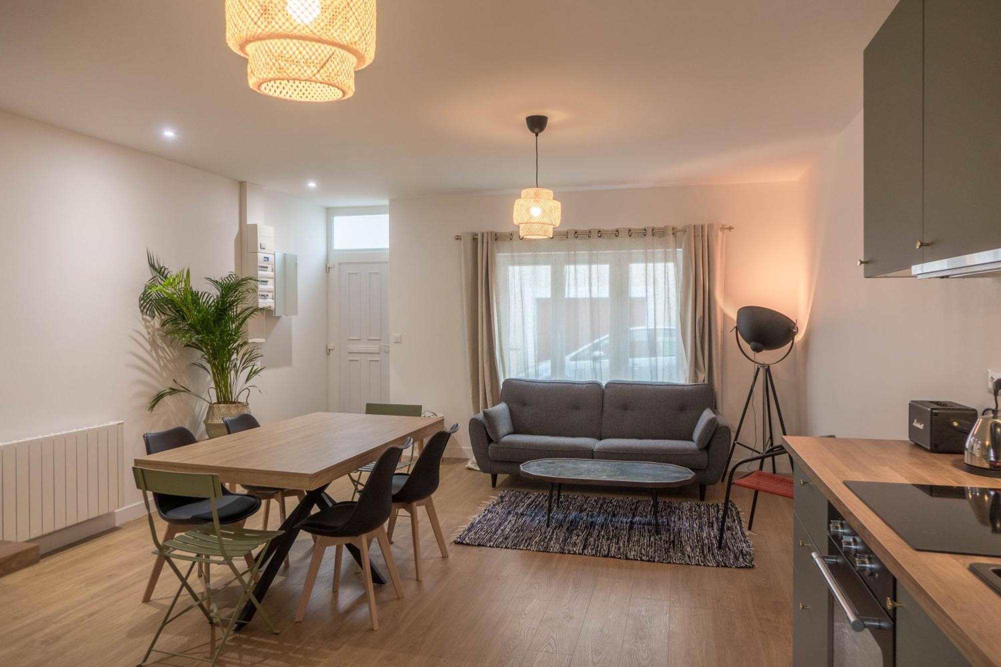 Beau Quartier Et Central, Maison Spacieuse Avec Cour, 3 Chambres, 3 Salles De Bains A 10 Min A Pied De La Gare オルレアン エクステリア 写真